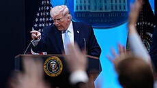 Americký prezident Donald Trump hovo�í s noviná�i v tiskovém sále Jamese...