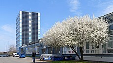 Fotovoltaické panely na budovách renovovaného depa Ka�erov (8. dubna 2026)