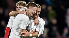 Luká� �erv a Vladimír Coufal slaví postup na fotbalové mistrovství sv�ta.