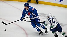 Martin Ne�as z Colorado Avalanche se otá�í p�ed Jakem DeBruskem z Vancouver...