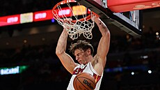 Pelle Larsson z Miami Heat sme�uje.