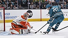 Branká� Luká� Dostál z Anaheim Ducks zasahuje.