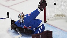 Branká� Scott Wedgewood z Colorado Avalanche inkasuje.