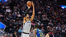 Victro Wembanyama ze San Antonio Spurs zakon�uje p�ed Draymondem Greenem z...