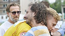 Antonín Barák objímá reprezenta�ního maséra Vladimíra Mikulá�e.
