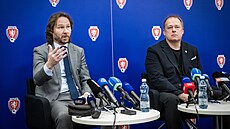 P�edseda Fotbalové asociace �R David Trunda (vpravo) a generální mana�er...
