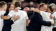 Reprezenta�ní mana�er Pavel Nedv�d objímá Tomá�e Sou�ka, p�edseda FA�R David...