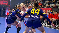 Dánská házenká�ka Julie Mathiesen Scaglioneová se probíjí mezi �e�kami.