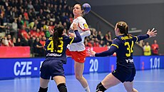 Veronika Hole�ková a Julie Franková brání v zápase s Dánskem.