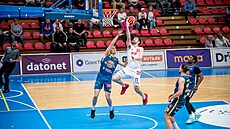 J.T Shumate z Nymburka zakon�uje v zápase s ústeckou Slunetou.