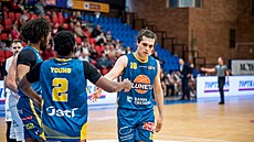 Isaac Davidson (18) a Jayhlon Young ze Slunety Ústí nad Labem si plácají.