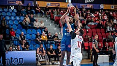 Kimani Lawrence ze Slunety Ústí nad Labem zakon�uje p�es nymburského Jaromíra...