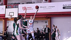 Eli�ka Hamzová ze �abin Brno zakon�uje v semifinále Chance �BL proti SB�...