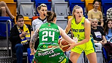 Petra Malíková z USK Praha hledá v semifinále s KP Brno cestu kolem Sary...