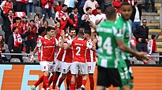 Fotbalisté Bragy slaví gól ve �tvrtfinále Evropské ligy.