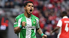 Cucho Hernández z Realu Betis slaví gól v Evropské lize.