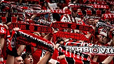 Fanou�ci Rytasu Vilnius b�hem zápasu s Nymburkem v hale Královka.