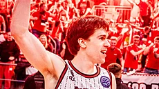 Ignas Sargiunas slaví s fanou�ky Rytas Vilnius postup do Final Four Ligy mistr�.