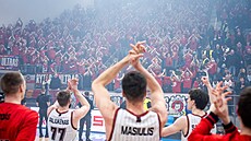 Fanou�ci Rytasu Vilnius d�kují hrá��m po zápase s Nymburkem.