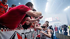 Fanou�ci Rytasu Vilnius d�kují hrá��m po zápase s Nymburkem.