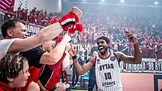 Jerrick Harding z Rytasu Vilnius slaví postup do Final Four Ligy mistr�.