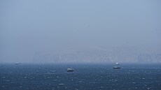 Lod� a �luny v Hormuzském pr�livu u pob�e�í ománského guvernorátu Musandam (8....