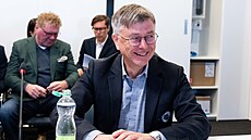 Hynek Chudárek na mimo�ádném jednání Rady �eské televize ohledn� plánovaných...