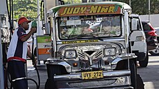 Autem, nebo p�ky? Filipínci nyní platí v p�epo�tu tém�� 61 korun za naftu a...