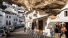 Vmá�knuté do skulin, vmeze�ené do ka�dé pr�rvy, kopírující profil �lenitého...