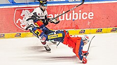Daniel Rákos z Pardubic padá v souboji s Nikem Seppälem v utkání se Spartou.