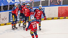 Pardubi�tí hrá�i slaví gól proti Spart�.