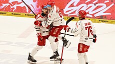 T�inecký Michal Kova��ík slaví s Andrejem Nestra�ilem rozhodující gól ve druhém...