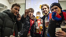 Penalty, pivo, postup! �e�tí fanou�ci si u�ívají úsp�ch, po kterém fotbalisté...
