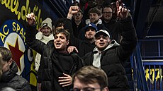 Dlouho trvalo, ne� se skandující �e�tí fanou�ci v�bec dostali ze stadionu.