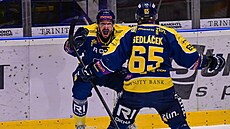 Zlín�tí úto�níci Jakub �laha� a Pavel Sedlá�ek se radují z gólu ve �tvrtém...