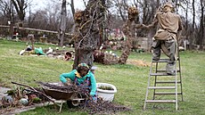 Nová scéna v Ole�né: Alois st�íhá v�tve, babi�ka Ane�ka mu pod �eb�íkem...