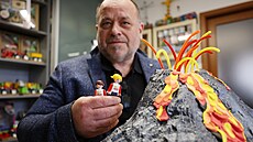 Majitel firmy Efko Miroslav Kotík ukazuje rozpracovanou �kulisu� k igrá�kovské...