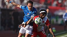 Slávista Moses svádí souboj s ostravským Holzerem.