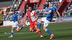 Tomá� Chorý ze Slavie dotírá na baníkovce Frydrycha.