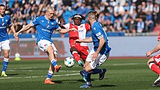 Slávista Moses se sna�í probít p�es baníkovce Boulu a Kri�falu�iho.