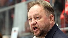 Karlovarský trenér Pavel Patera burcuje své hrá�e..