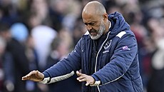 Rozho��ený trenér West Hamu Nuno Espirito Santo  b�hem �tvrtfinále FA Cupu s...