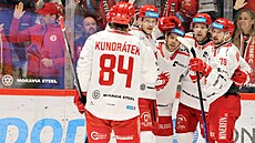 T�ine�tí hokejisté se radují z vedoucího gólu Libora Hudá�ka v utkání s...