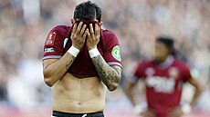 Castellanos z West Hamu reaguje na inkasovaný gól b�hem �tvrtfinále FA Cupu s...