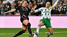 Elizabeth Ospecková ze Sparty (vlevo) bojuje o mí� s Carlssonovou z Hammarby.