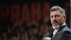 Trenér Sparty Jaroslav Nedv�d b�hem zápasu s Pardubicemi.