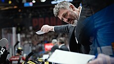 Trenér Sparty Jaroslav Nedv�d b�hem zápasu s Pardubicemi.