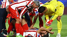 Hrá�i Atlétika se sklán�jí nad zran�ným spoluhrá�em Hanckem.