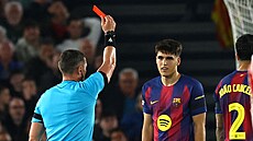 Obránce Barcelony Cubarsí vidí �ervenou kartu b�hem �tvrtfinále Ligy mistr� s...