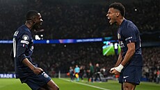 Doué (vpravo) a Dembélé z PSG slaví gól do sít� Liverpoolu.